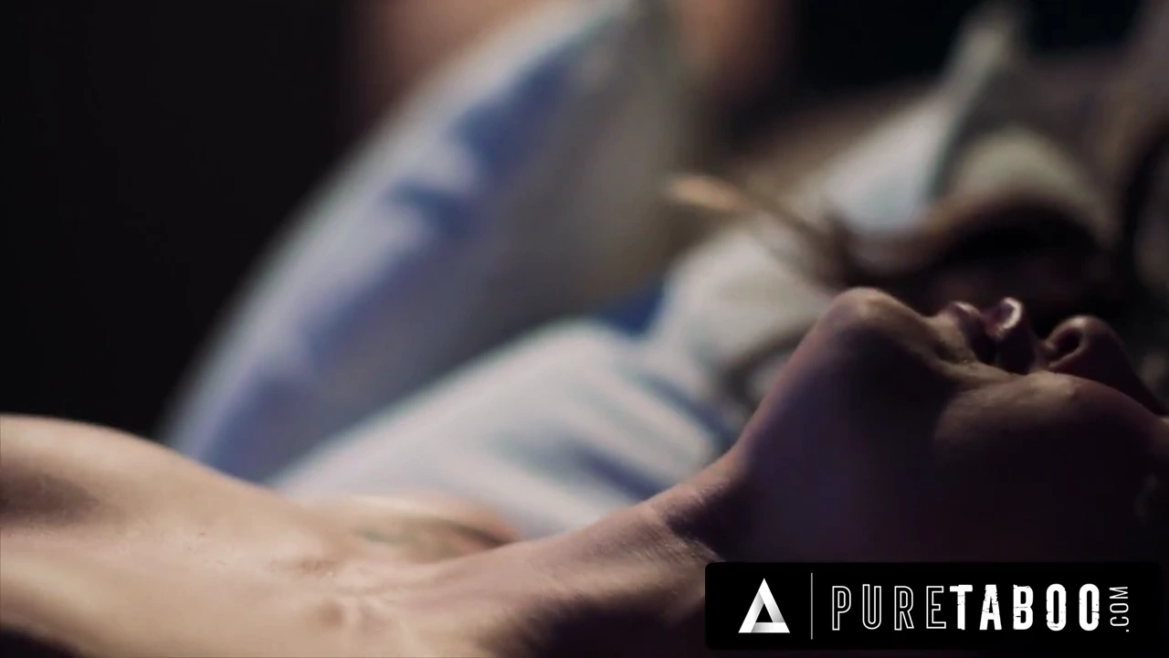 小镇小妞露露楚,无聊又寂寞,听到室友的疯狂邂逅。好奇的她偷看、惊愕,却又无法抗拒,加入与瘦弱维克的火辣大战,带来难忘的激烈体验。